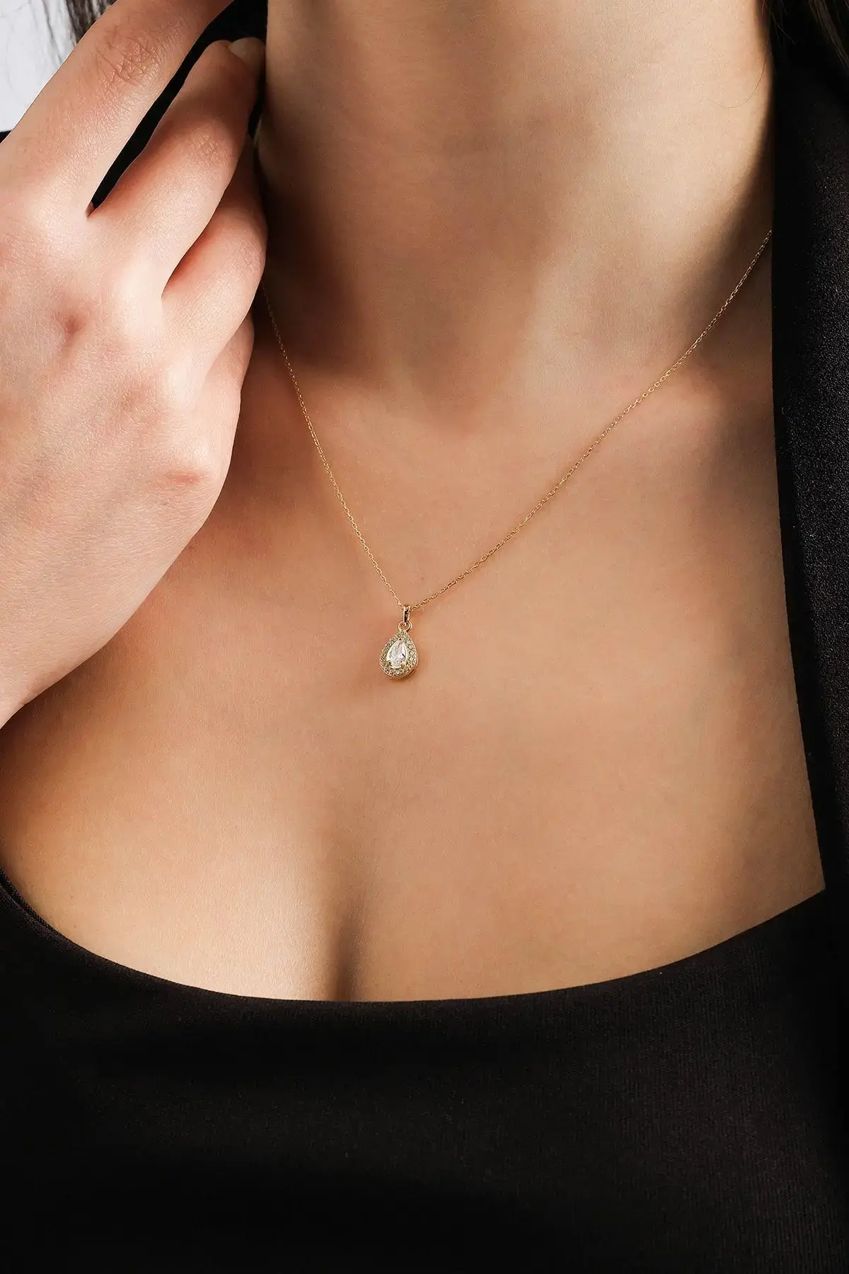 Altın Taşlı Damla Kolye