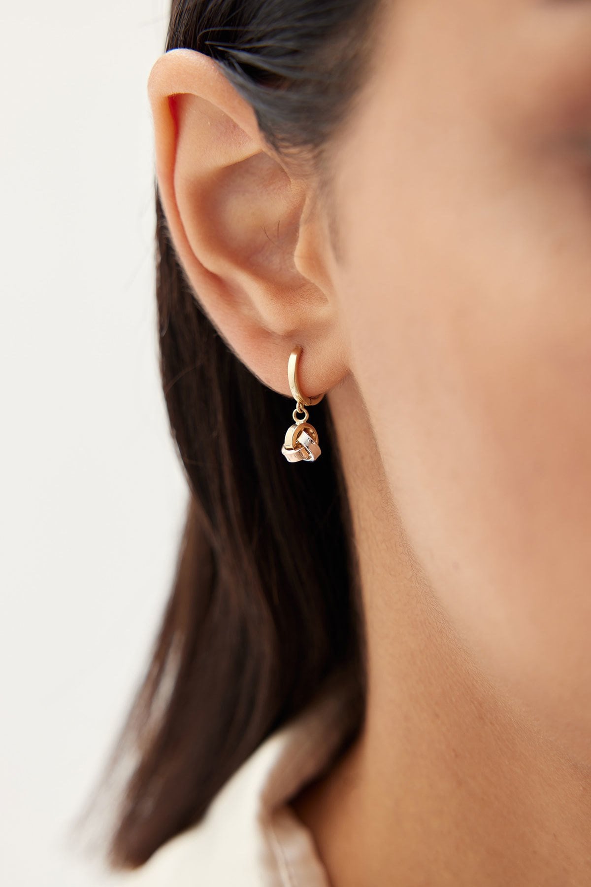 Altın Sallantılı Düğüm Küpe