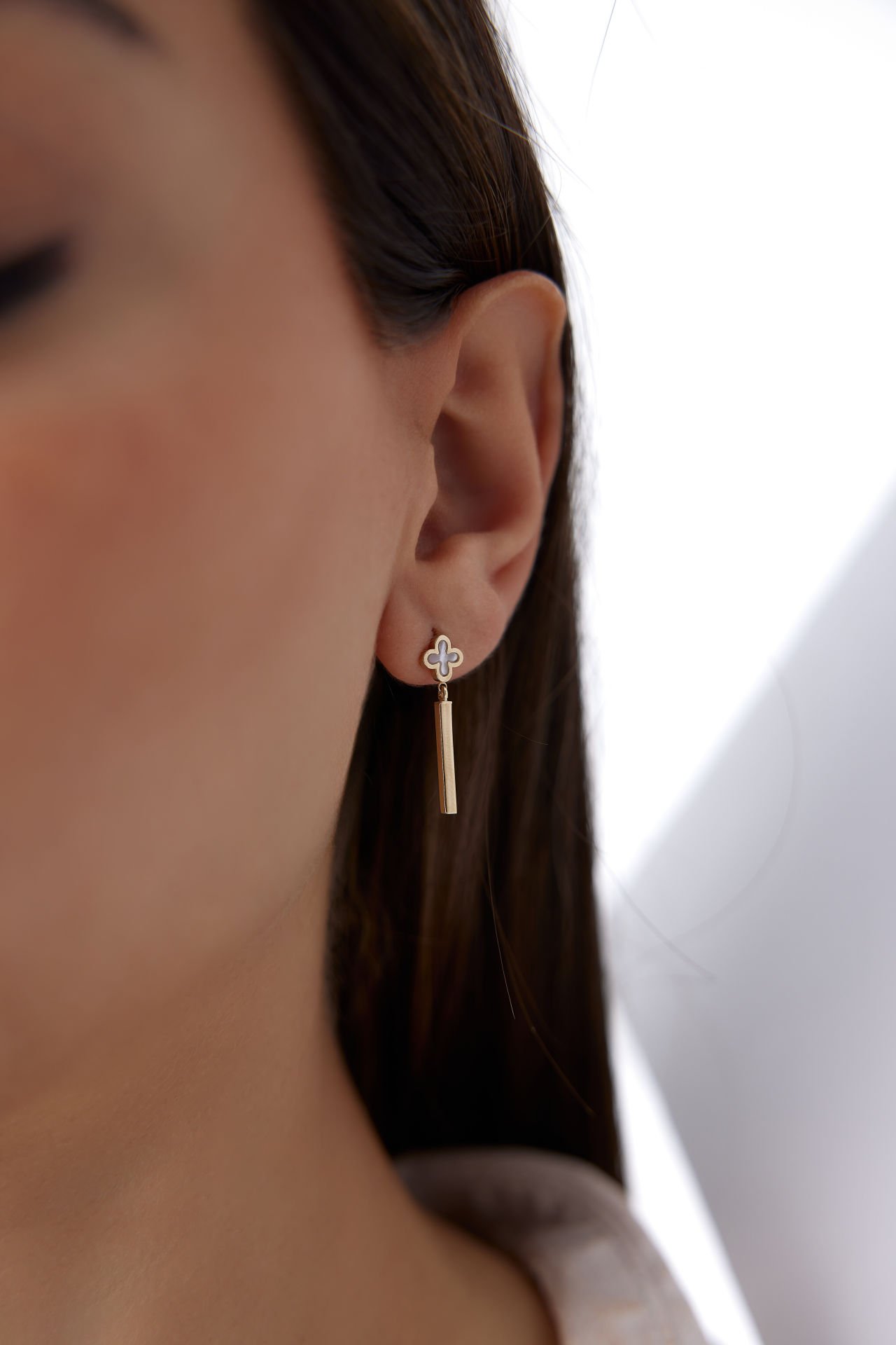 Altın Sallantılı Sedefli Yonca Küpe