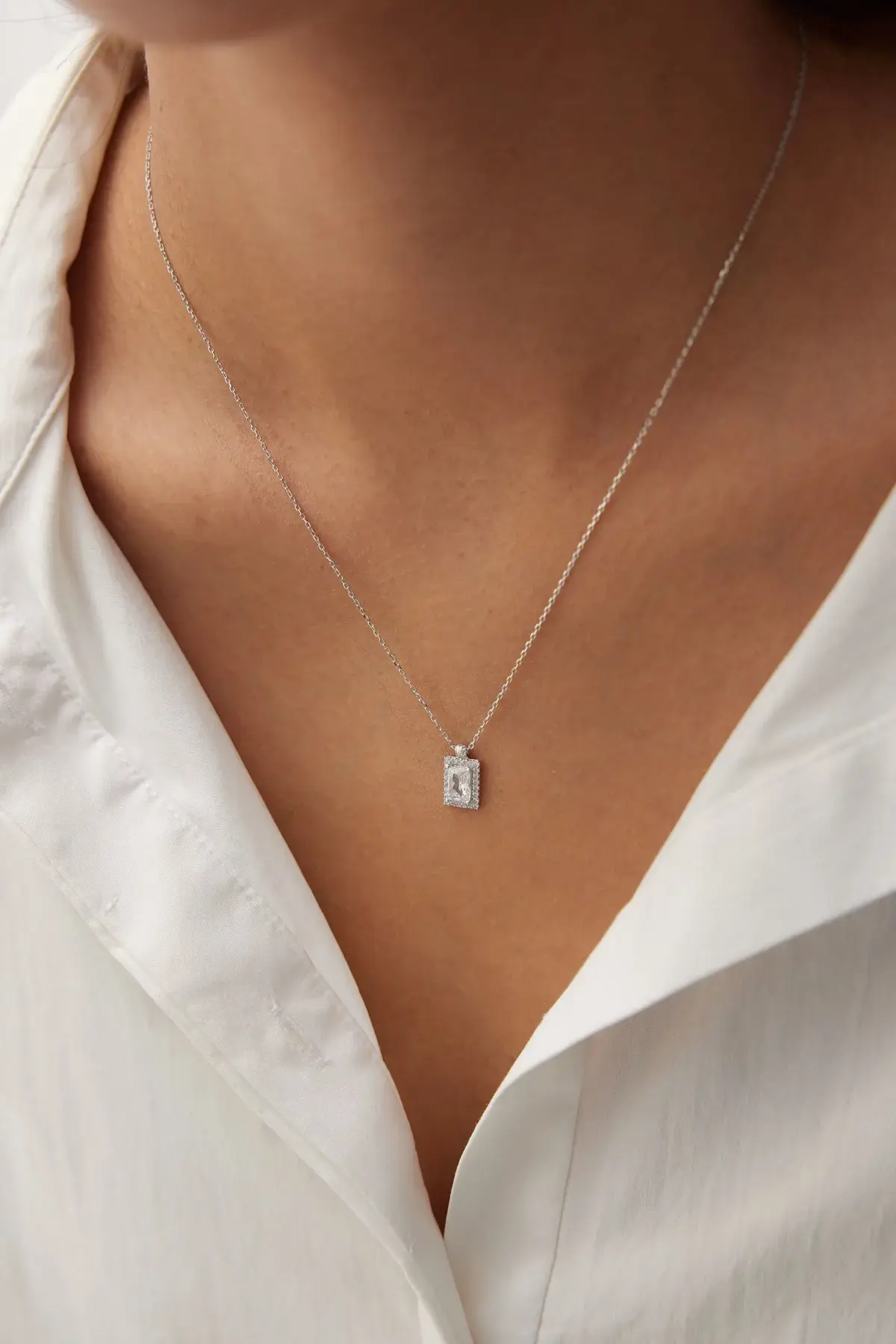 Altın Beyaz Baget Taşlı Kolye