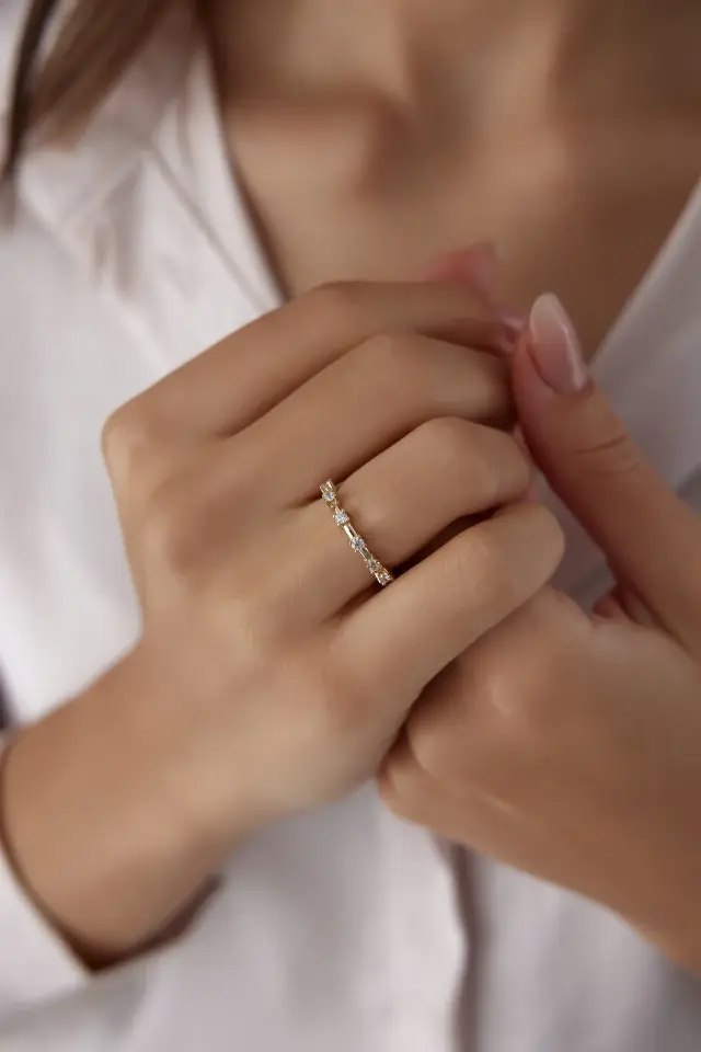 Altın Sıra Taşlı Yüzük