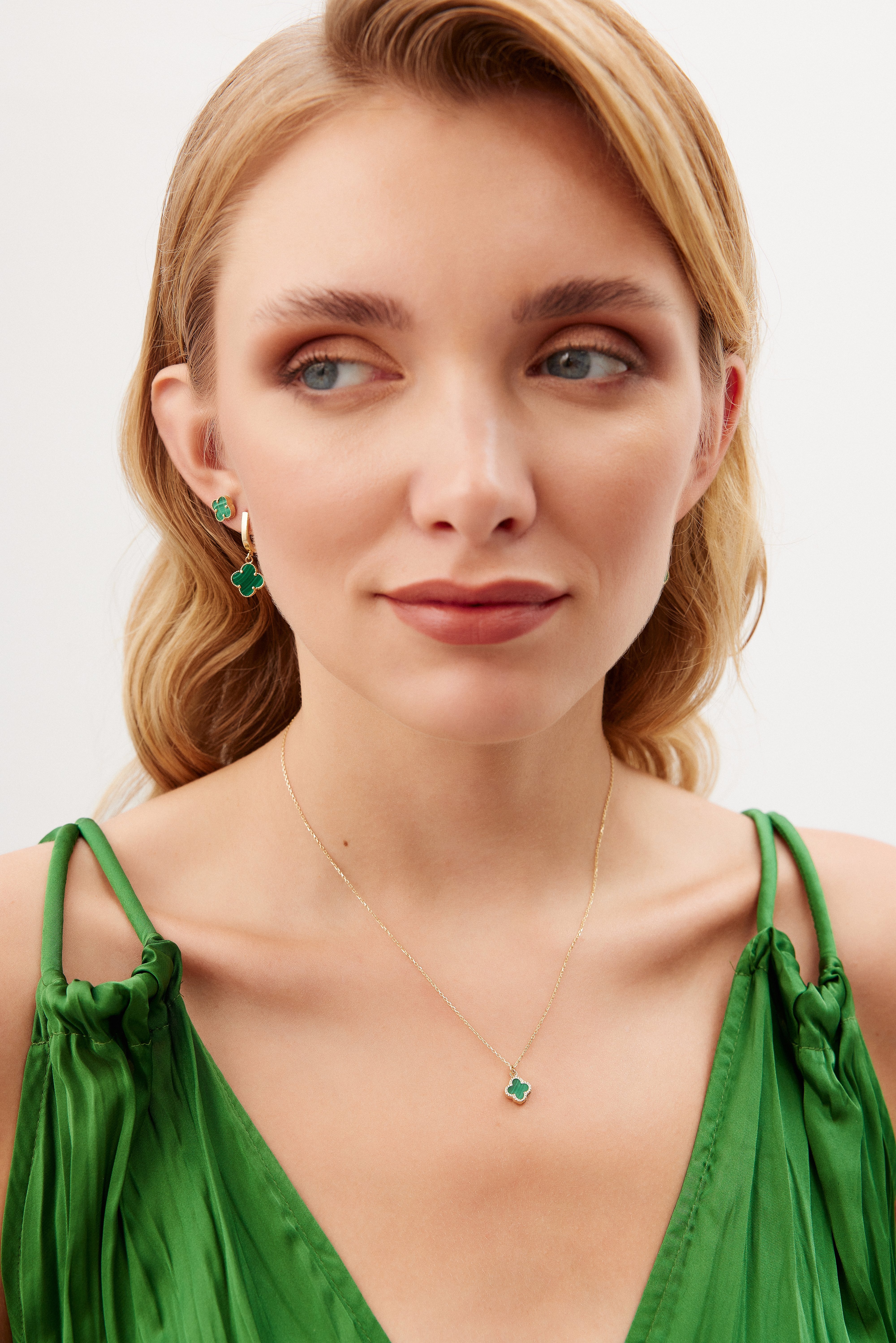 Altın Yeşil Sallantılı Yonca Küpe