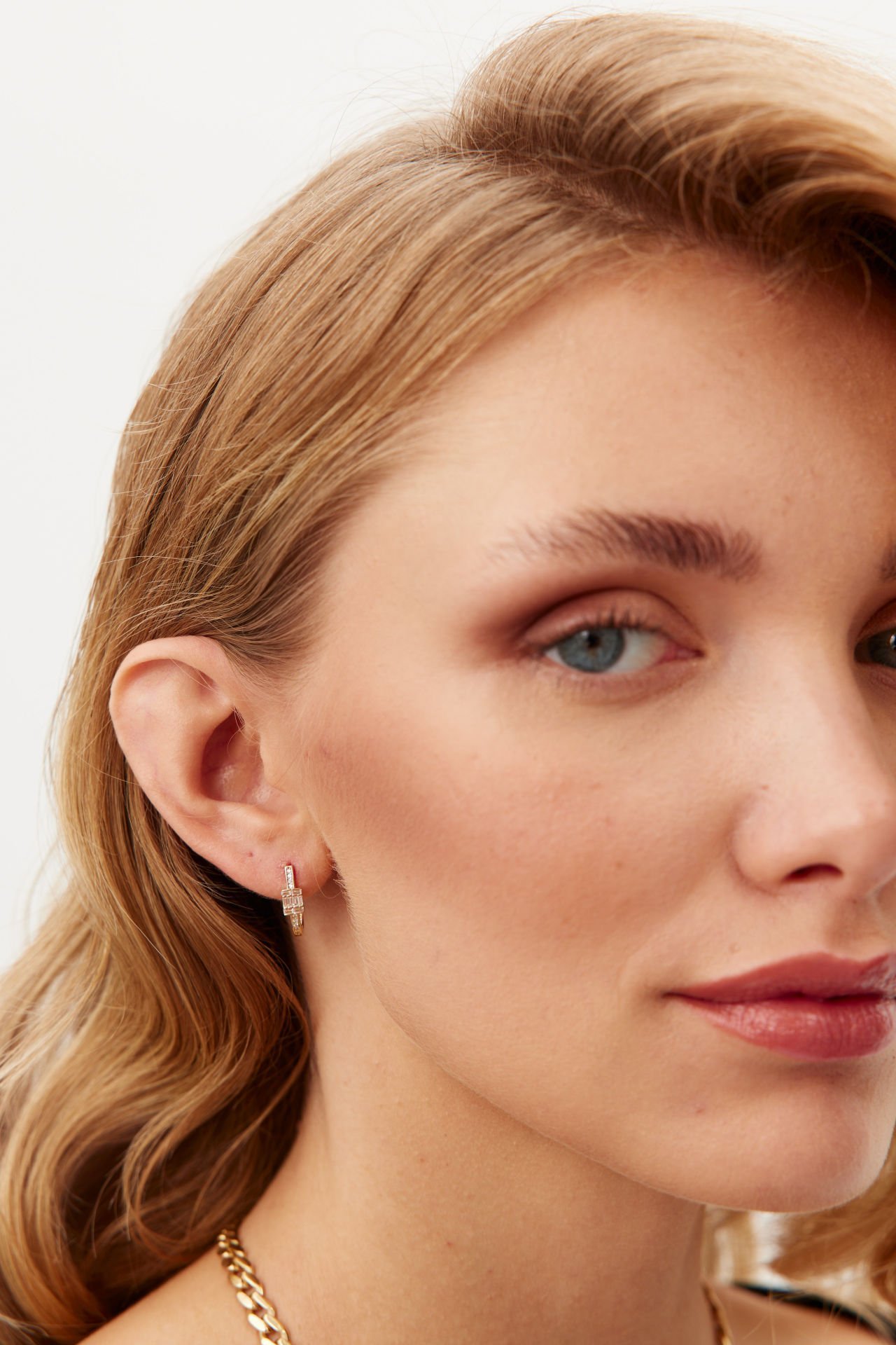 ALTIN TAŞLI KARE BAGET KÜPE