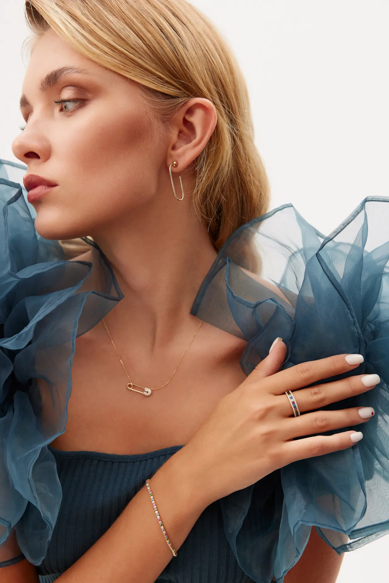 ALTIN RENKLİ SIRA TAŞLI YÜZÜK