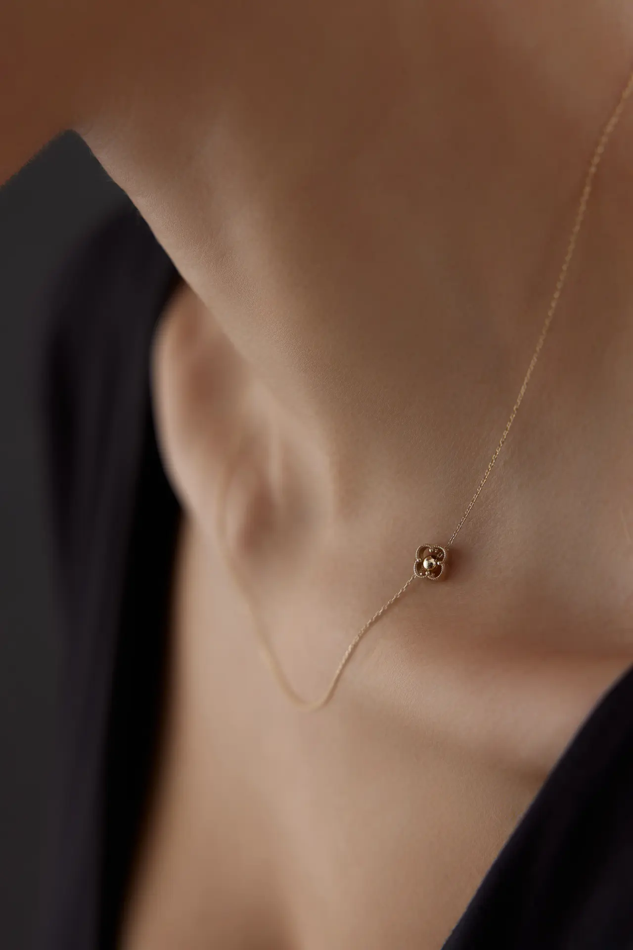 Altın Minimal Yonca Kolye