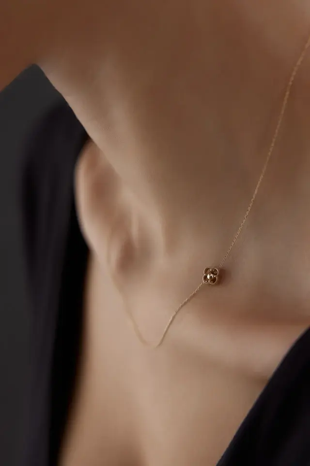 Altın Minimal Yonca Kolye