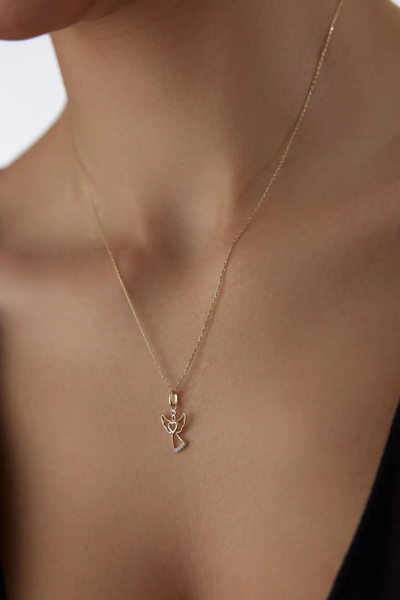 Altın Kalp Detaylı Melek Kolye