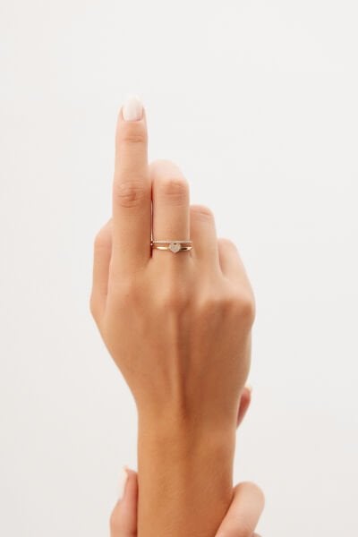 ALTIN KALPLİ SIRA TAŞLI YÜZÜK