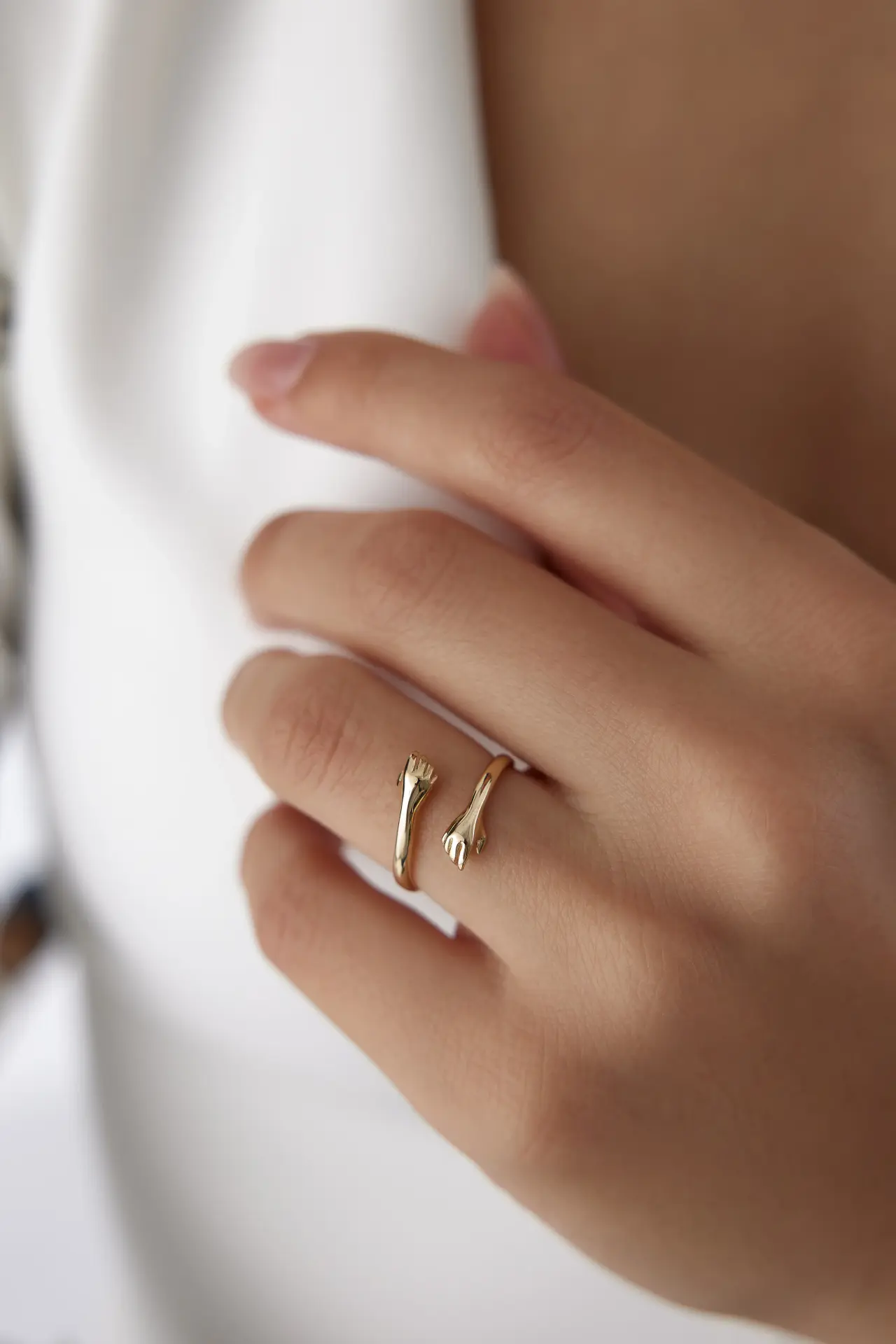 Altın Sarılan El Yüzük