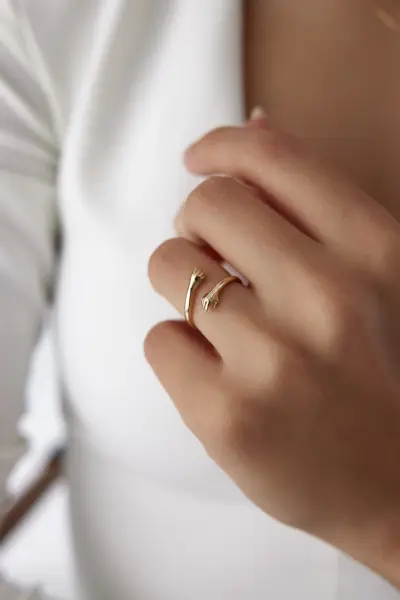 Altın Sarılan El Yüzük