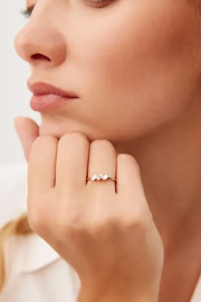 ALTIN ÜÇ TAŞLI BAGET YÜZÜK