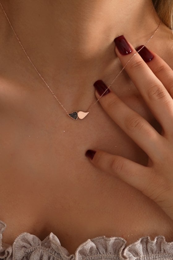 Altın Siyah Taşlı Melek Kanadı Kolye