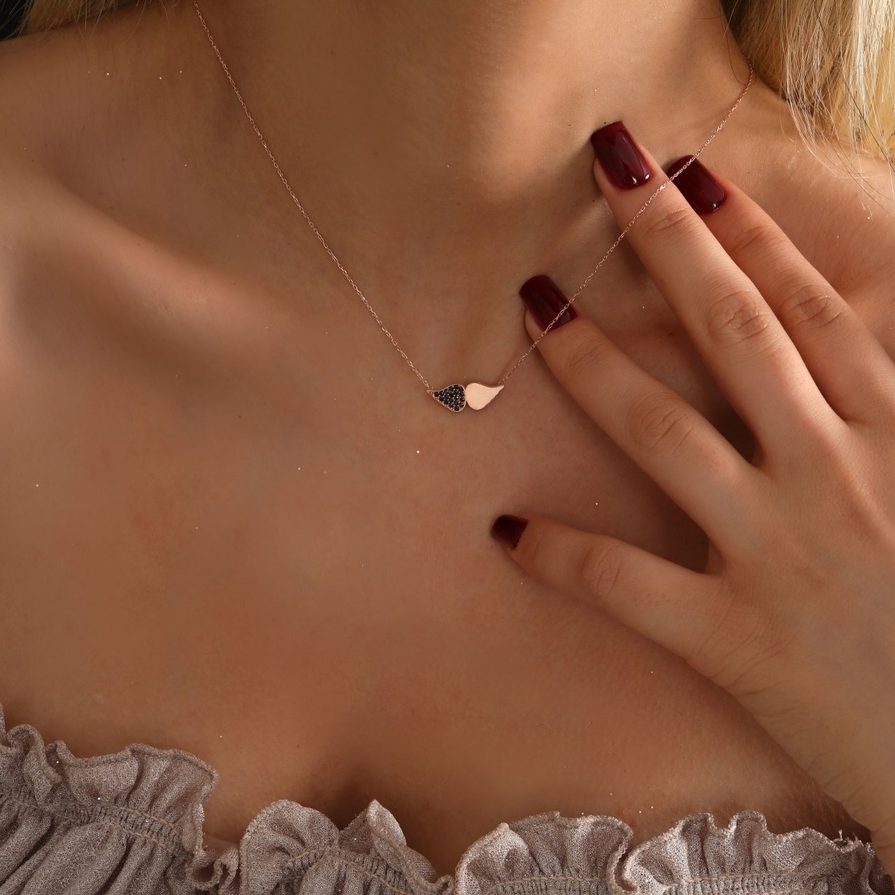 ALTIN SİYAH TAŞLI MELEK KANADI KOLYE