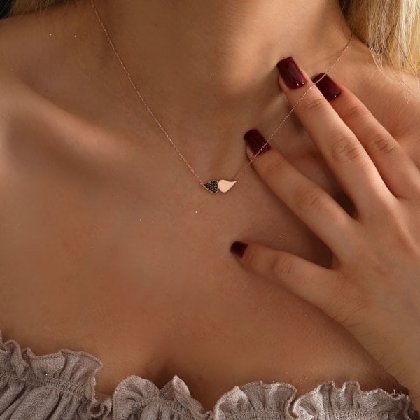 ALTIN SİYAH TAŞLI MELEK KANADI KOLYE