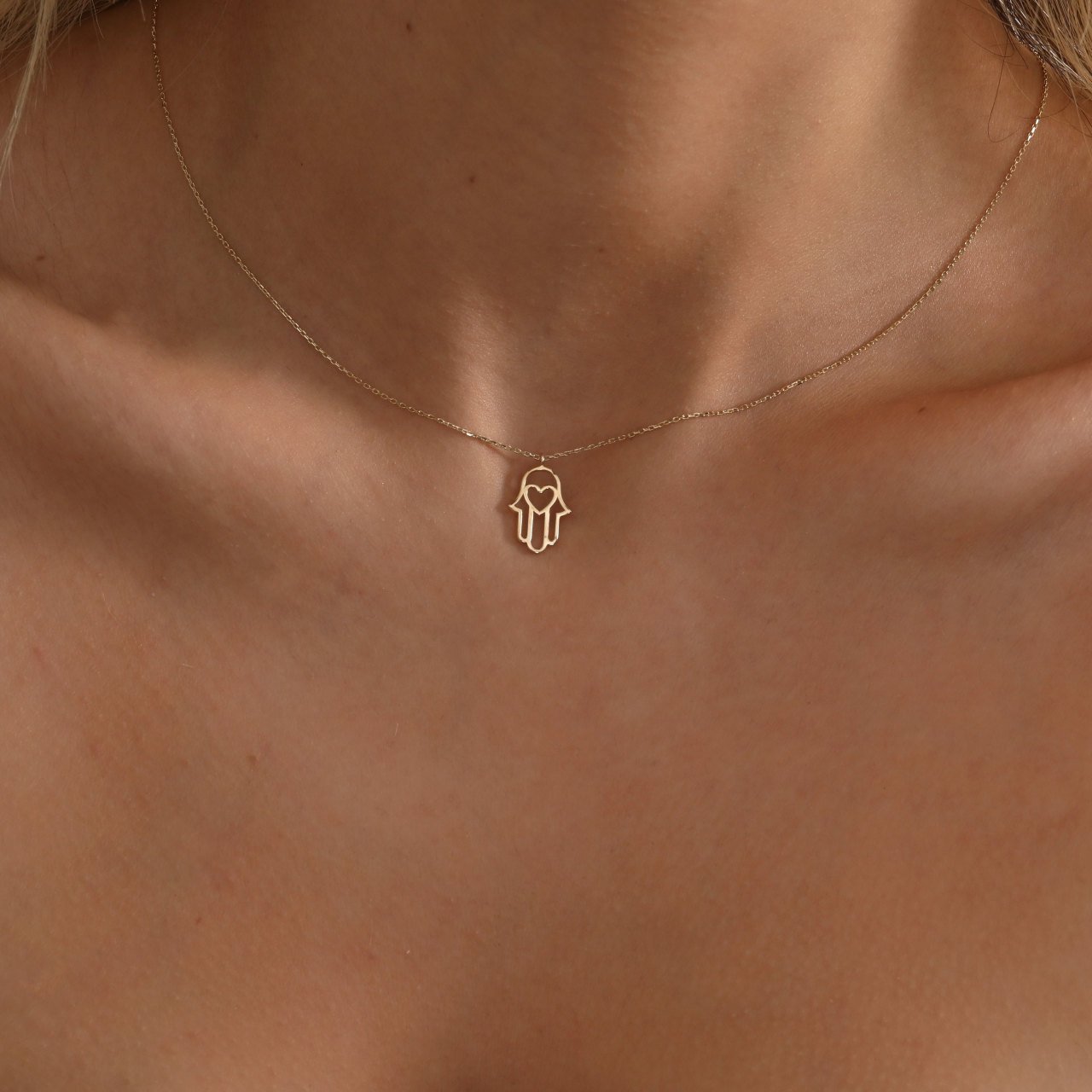 ALTIN KALPLİ HAMSA KOLYE