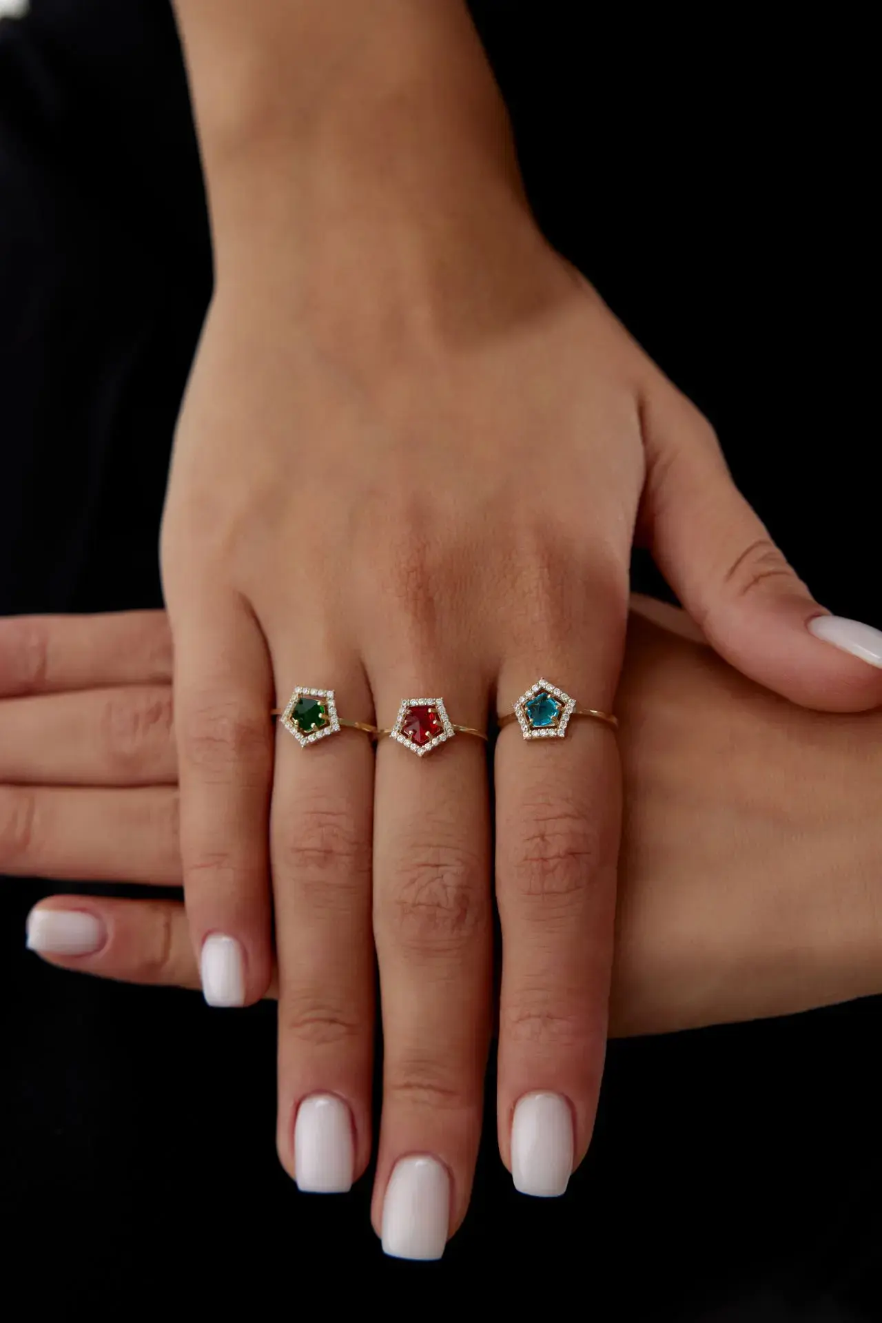 Altın Renkli Taşlı Beşgen Yüzük