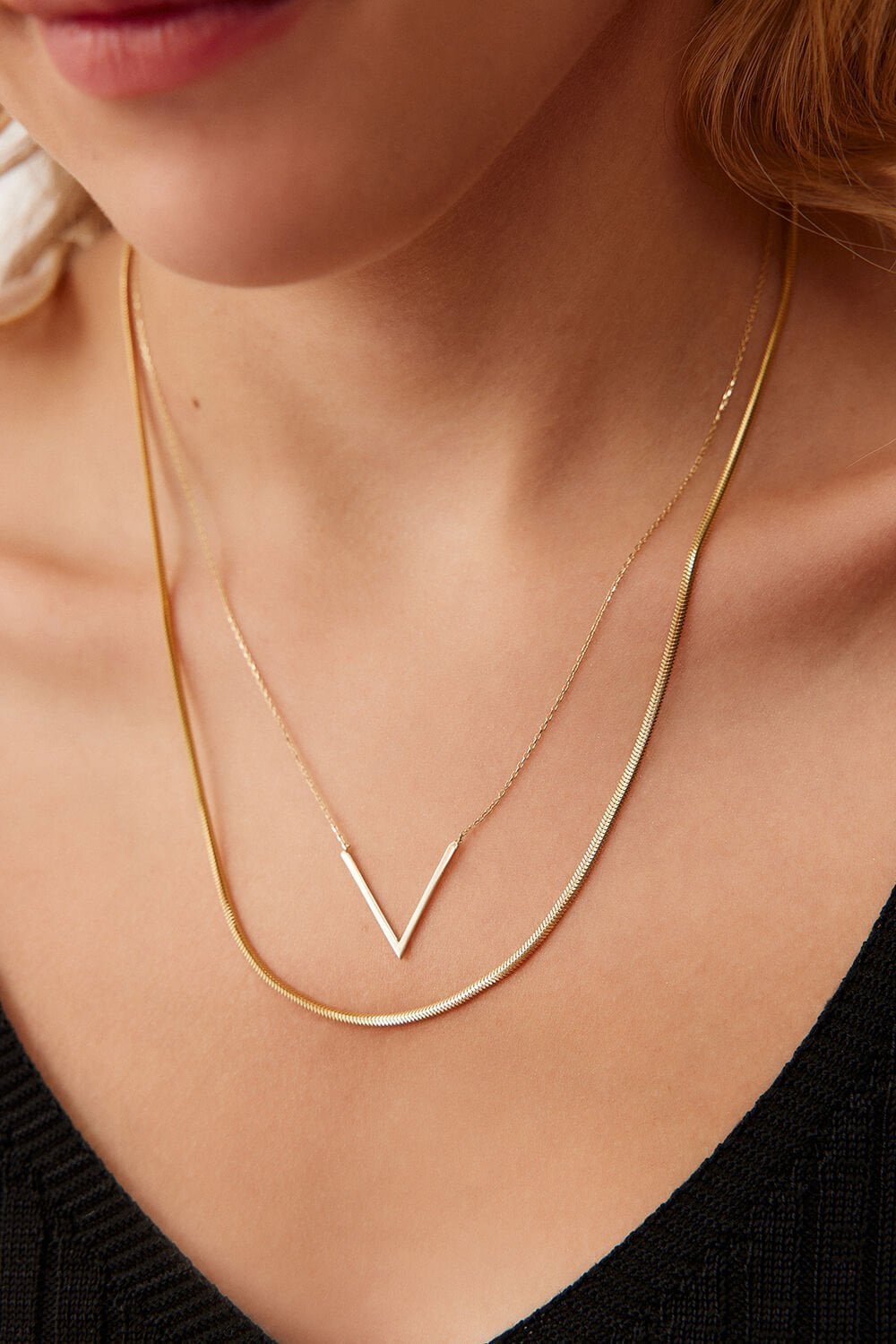 Altın V Model Tasarım Kolye