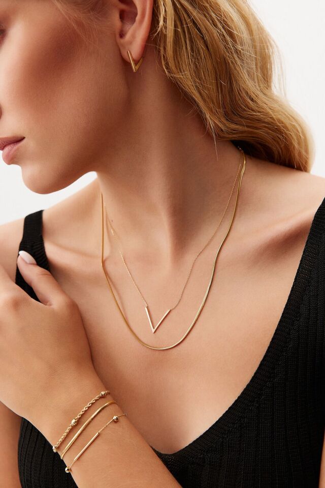 Altın V Model Tasarım Kolye