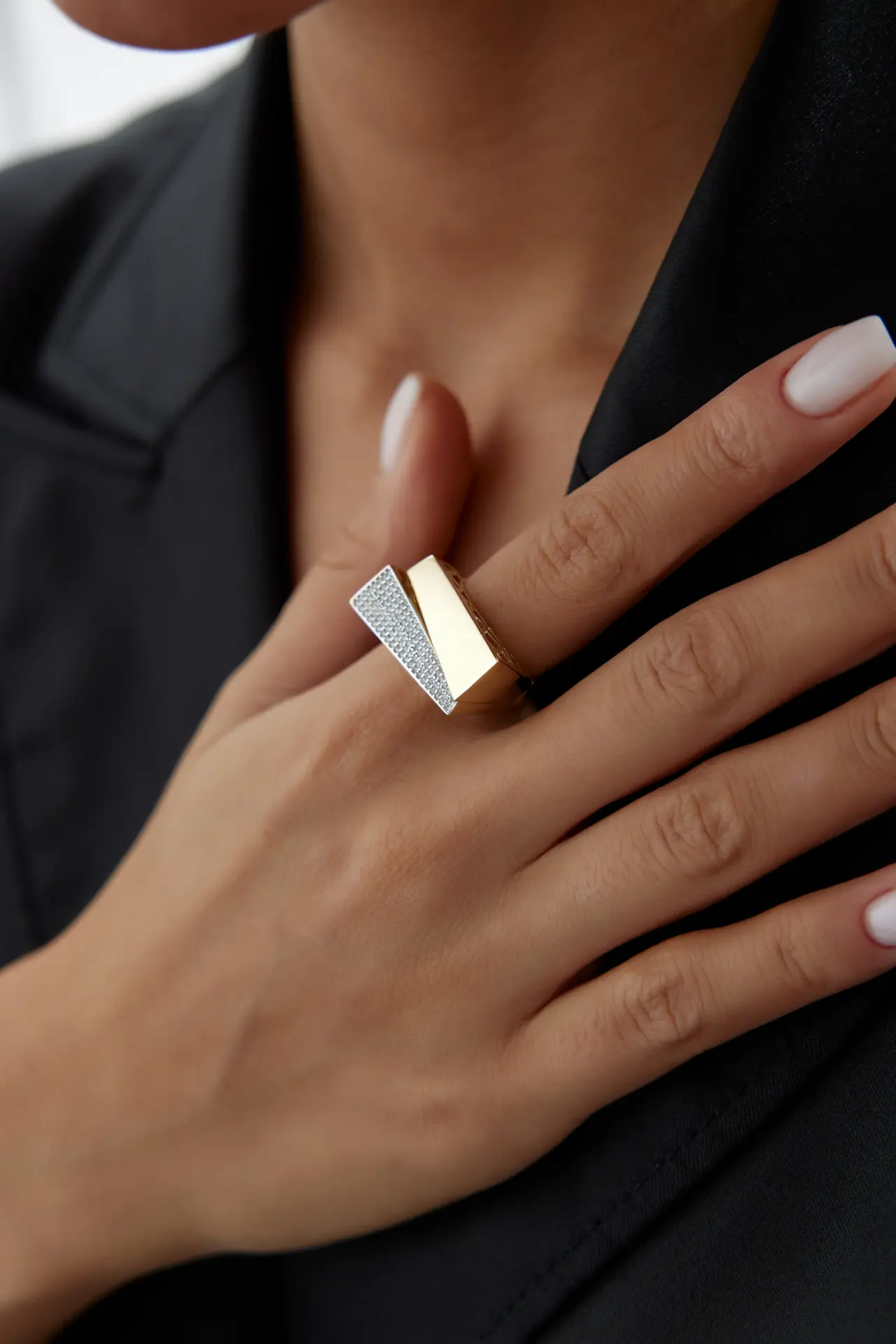 Altın Taşlı Tasarım Yüzük