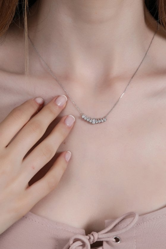 Altın Sıra Taşlı Damla Kolye