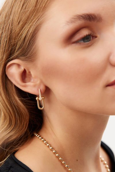 Altın T Model Taşlı Küpe