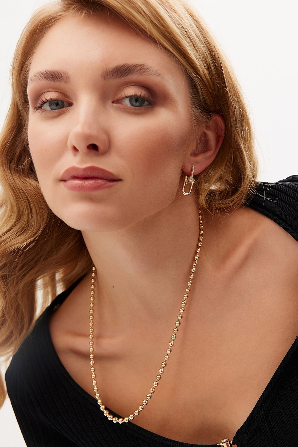 Altın T Model Taşlı Küpe