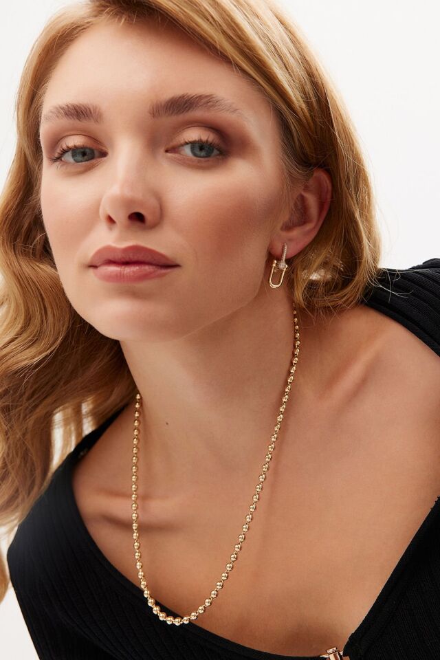 Altın T Model Taşlı Küpe