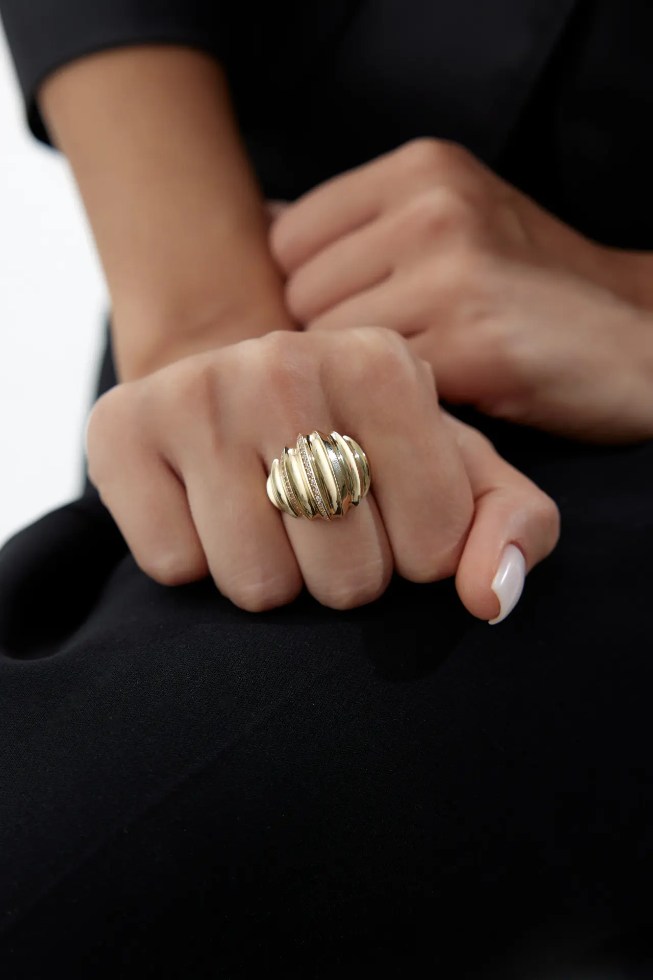 Altın Bombeli Taşlı Yüzük