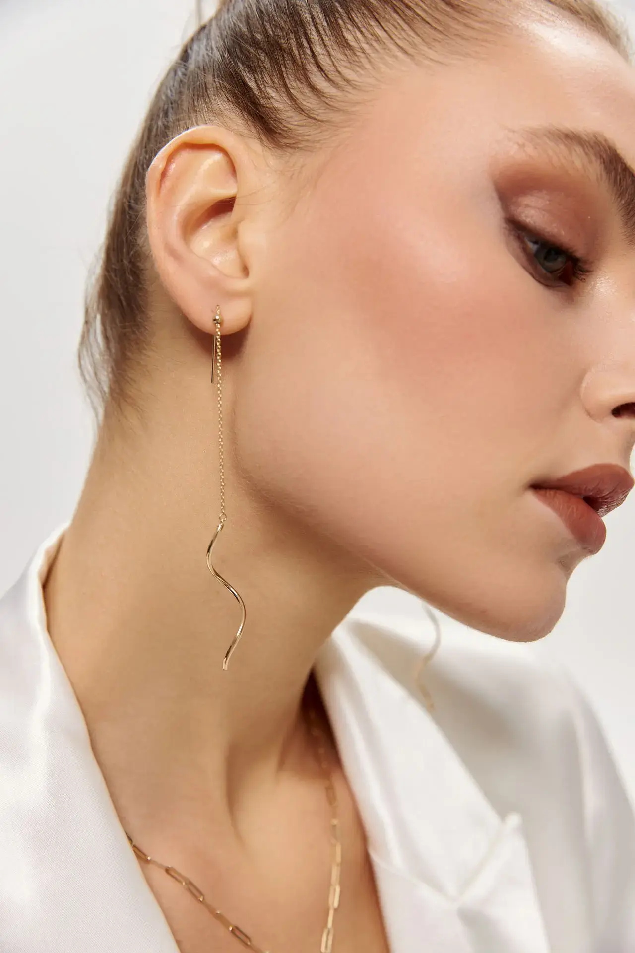 Altın Sallantılı S Model Küpe