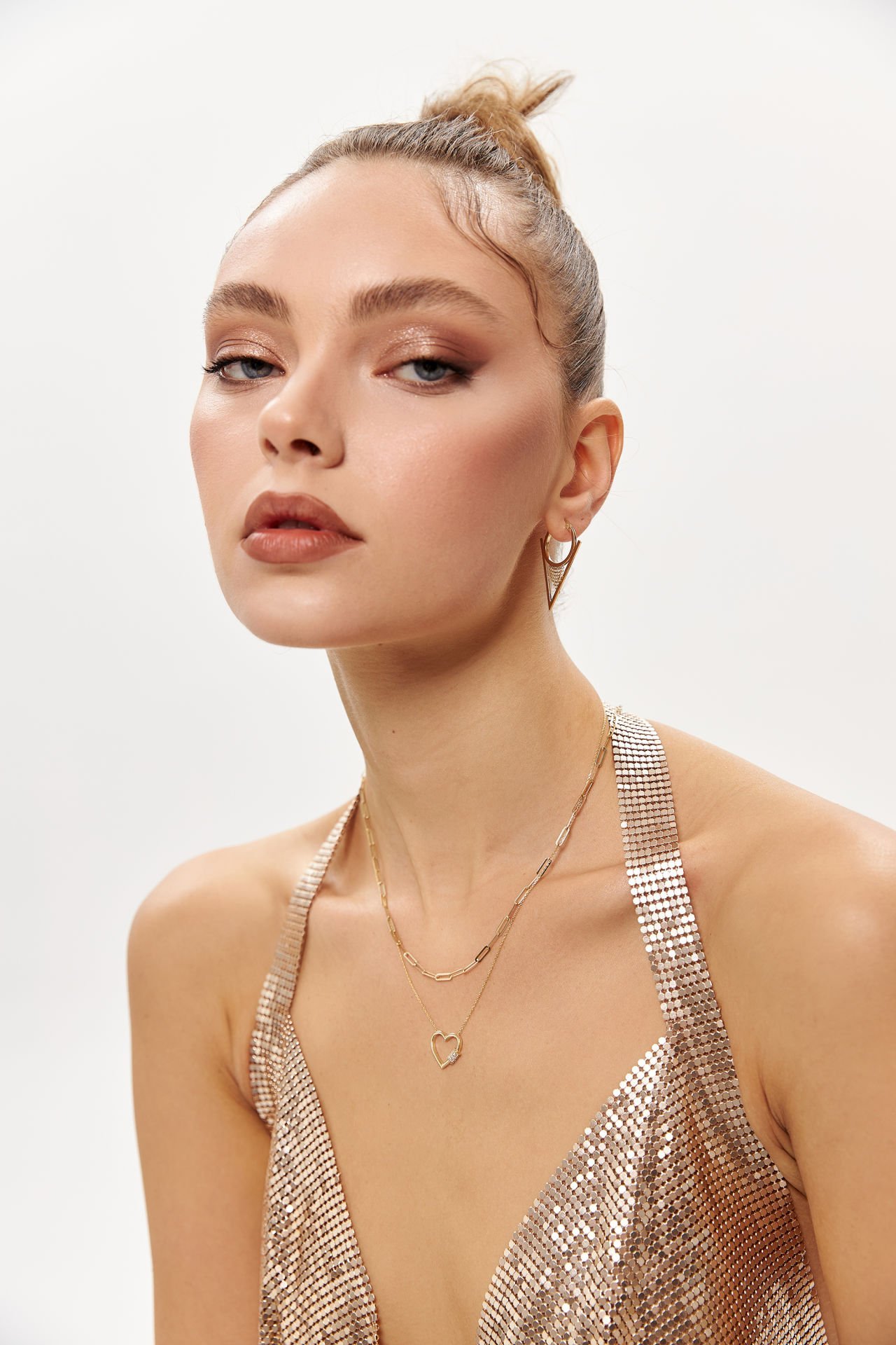 ALTIN ÜÇGEN ZİNCİR SALLANTILI KÜPE