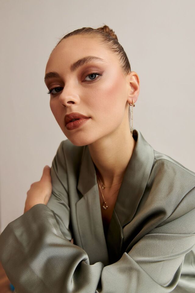 Altın Dorika Sallantılı Yıldız Küpe