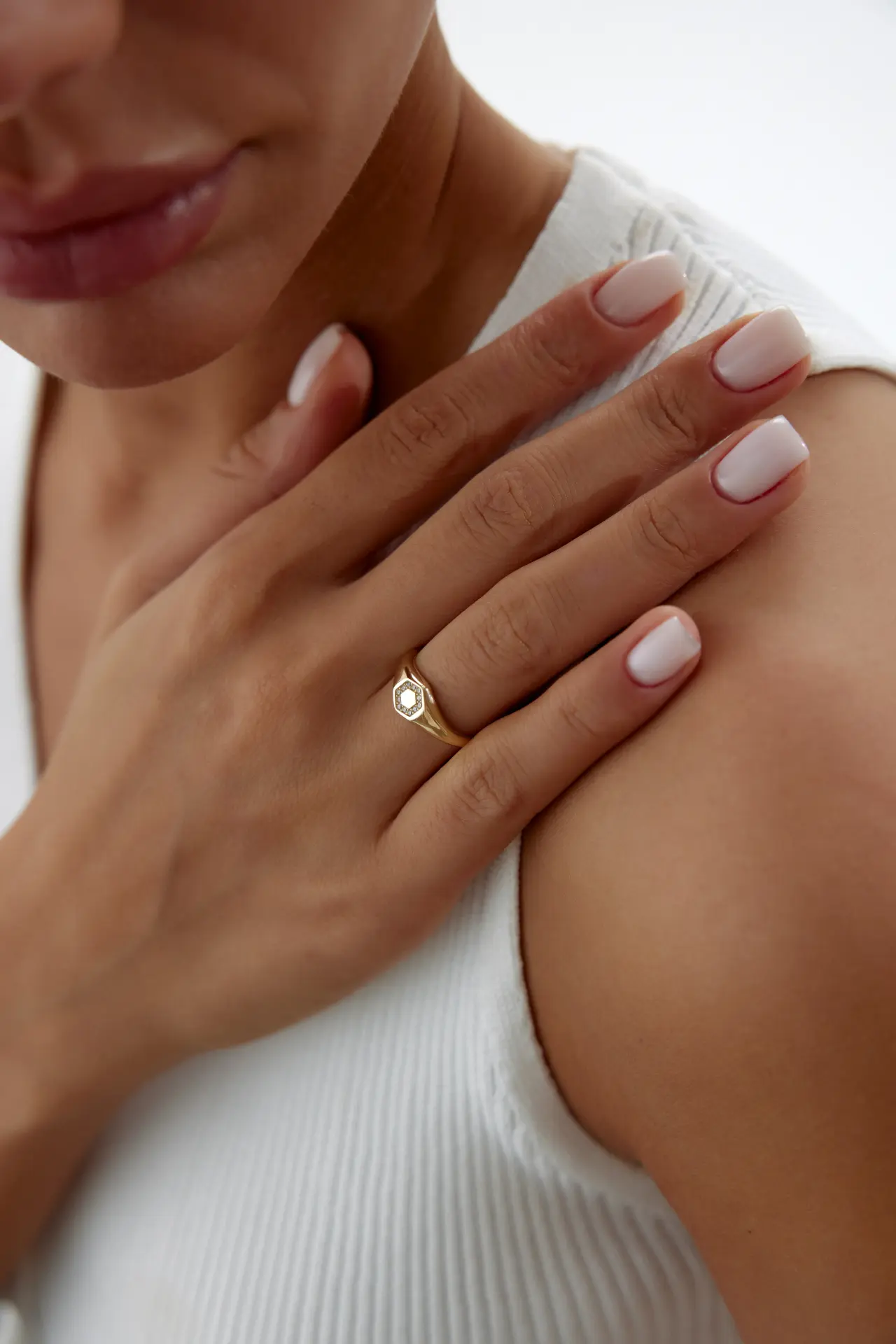 Altın Taşlı Altıgen Yüzük