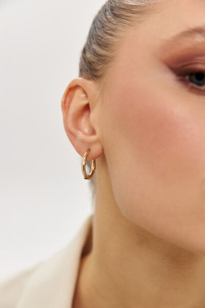 Altın Kalem Detaylı Şarnel Küpe