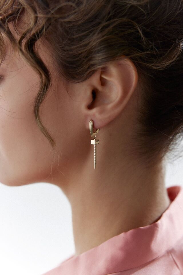 Altın Çivi Şarnel Küpe