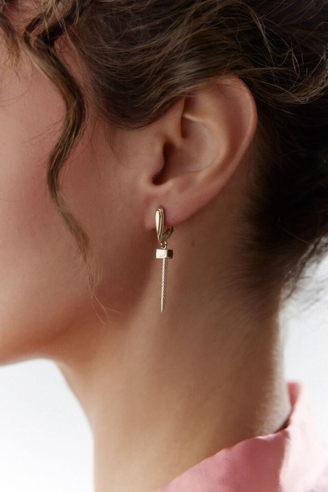 Altın Çivi Şarnel Küpe