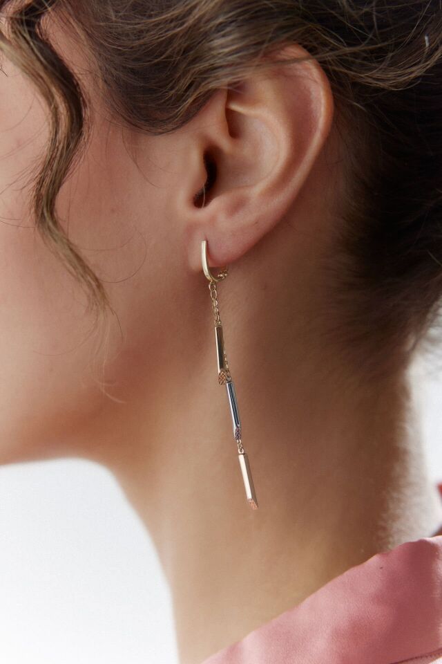 Altın Sallantılı Üç Renk Küpe