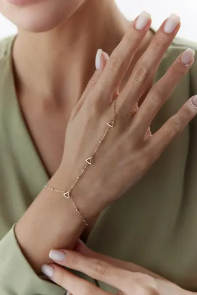 Altın Üçgen Form Şahmeran