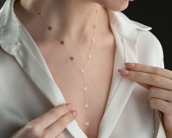 ALTIN SALLANTILI ÇİÇEK KOLYE