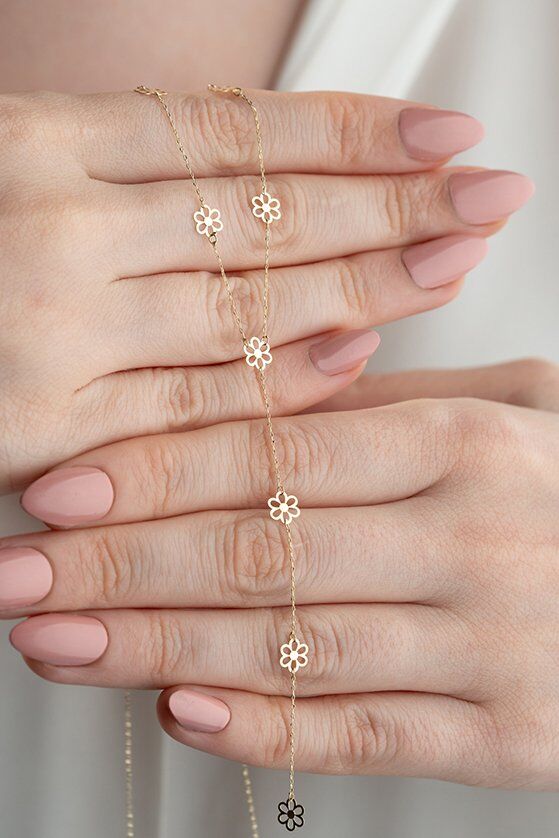 Altın Sallantılı Çiçek Kolye