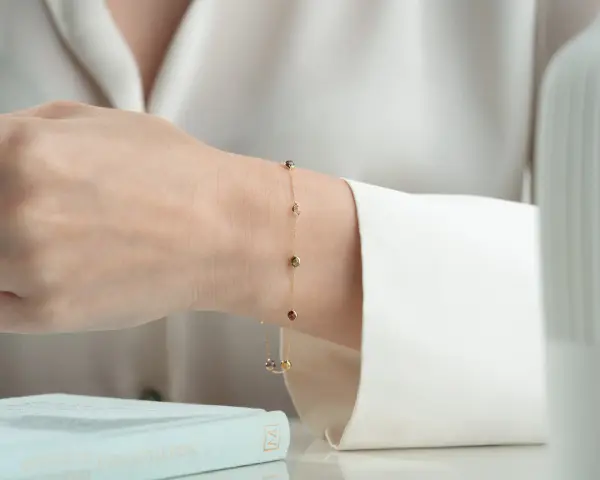 ALTIN 9 RENKLİ TAŞLI BİLEKLİK