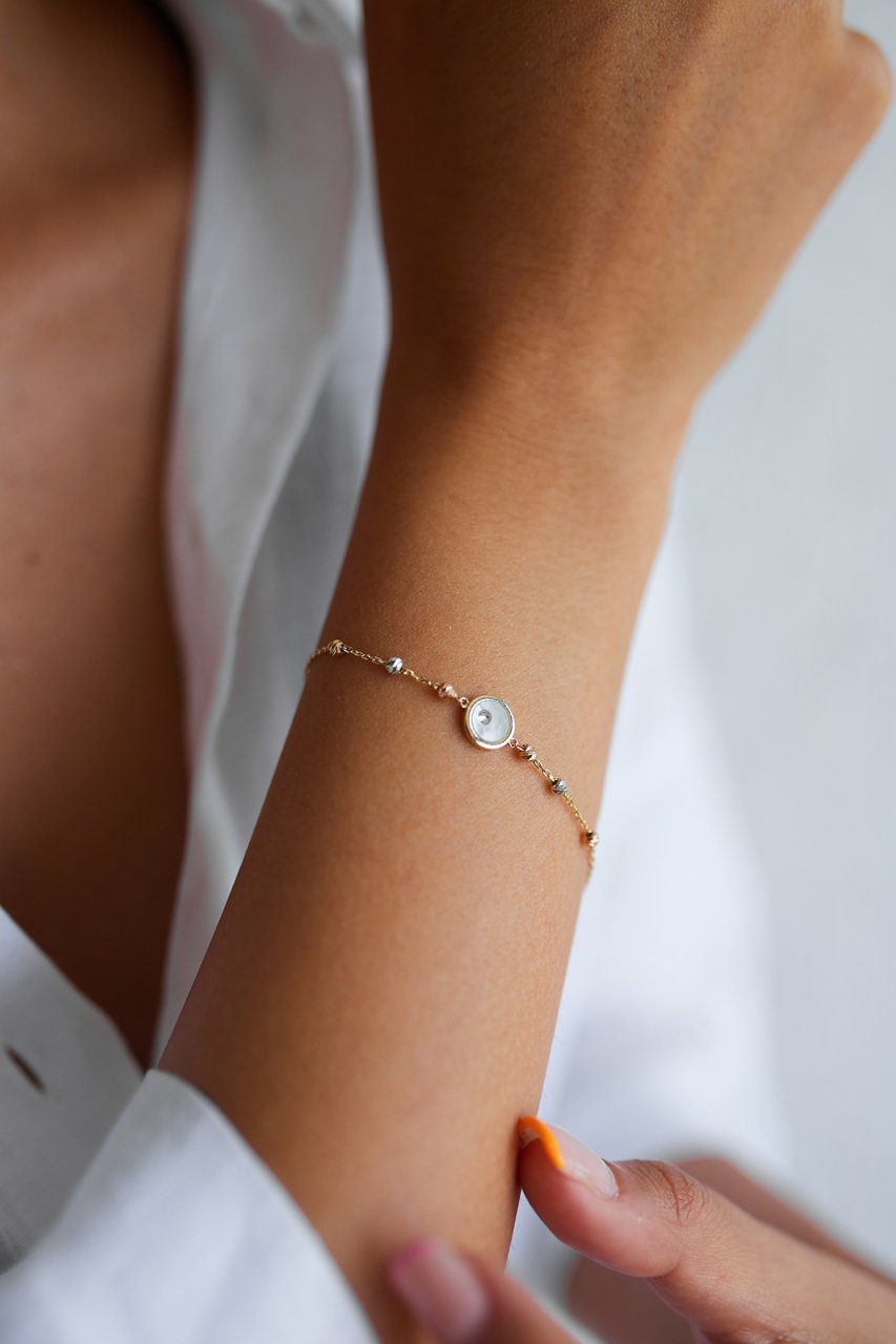 ALTIN DORİKALI YUVARLAK BEYAZ TAŞLI BİLEKLİK