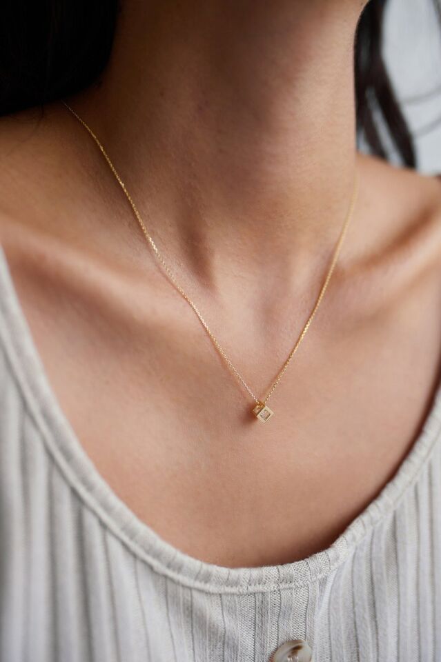 Altın Küp Taşlı Kolye