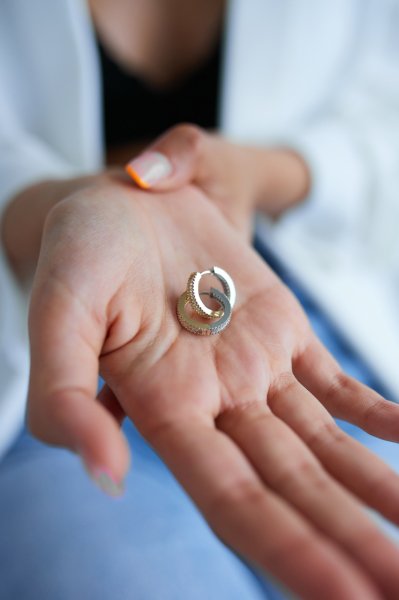 Altın Sıralı Taşlı Küpe