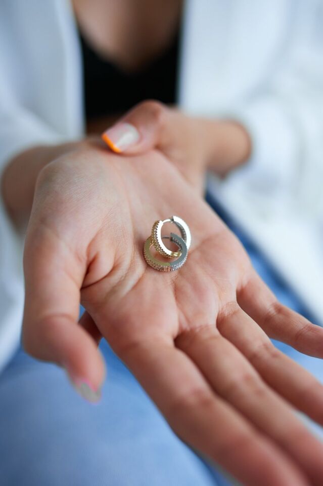 Altın Sıralı Taşlı Küpe