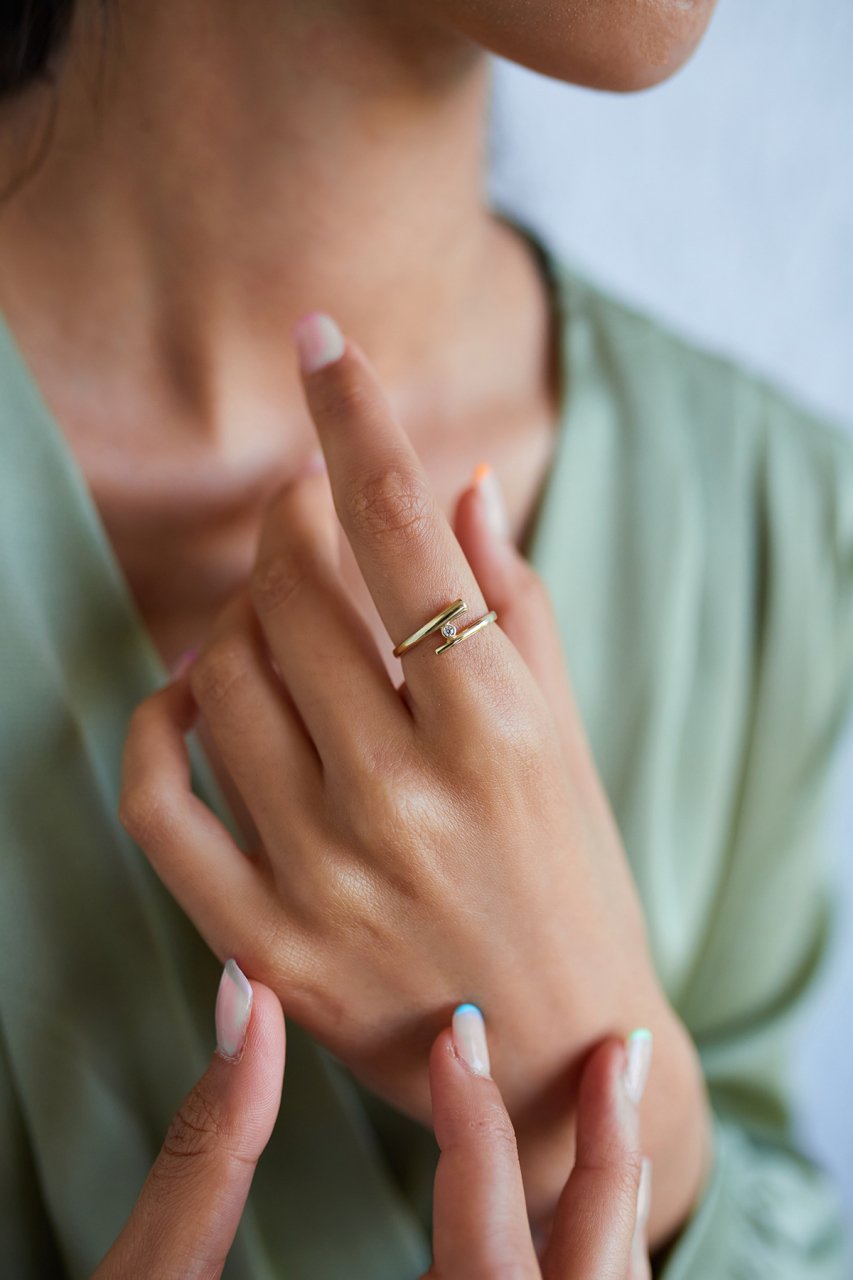 Altın Paralel Formlu Taşlı Yüzük