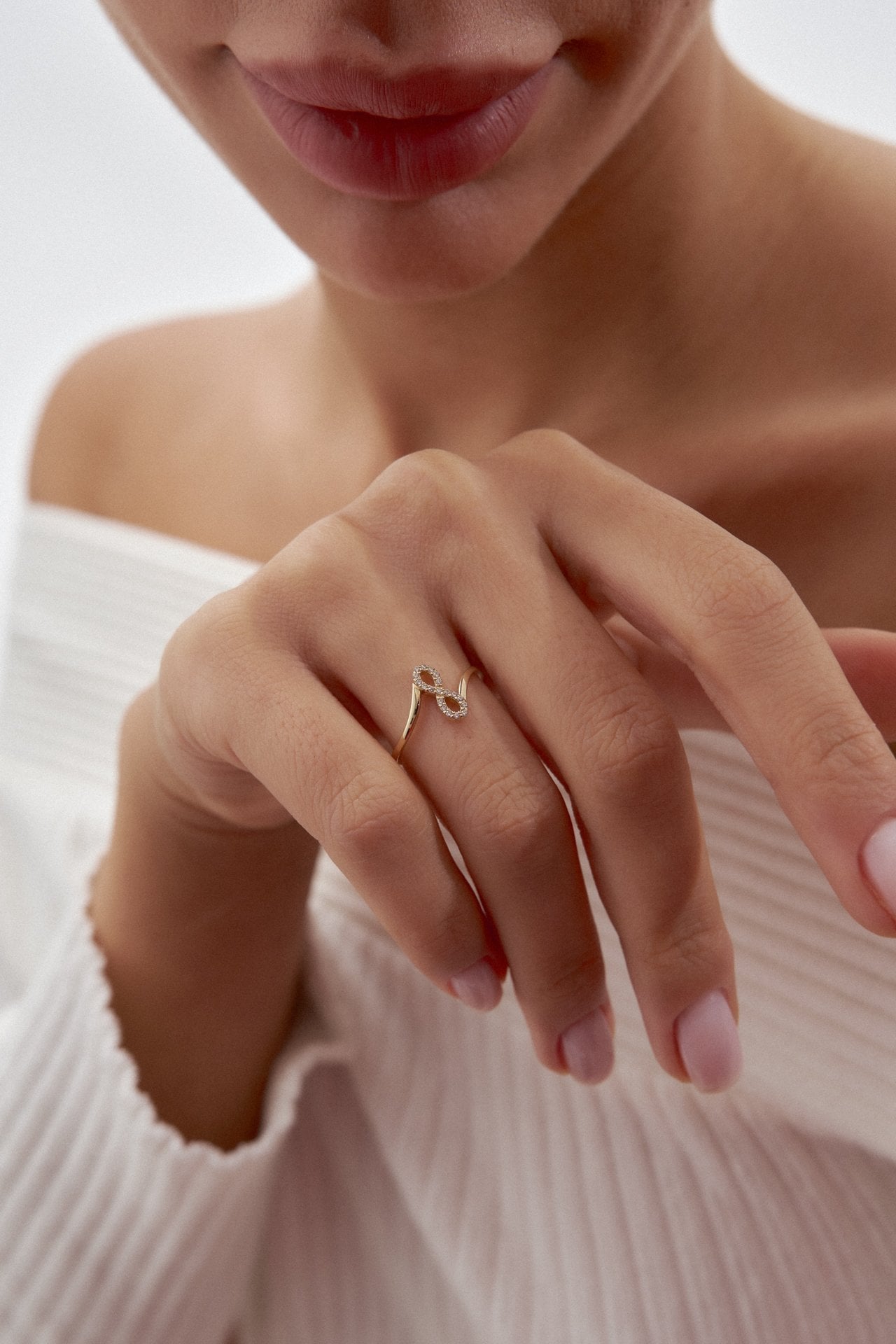 Altın Taşlı Dikey Sonsuzluk Sembollü Yüzük