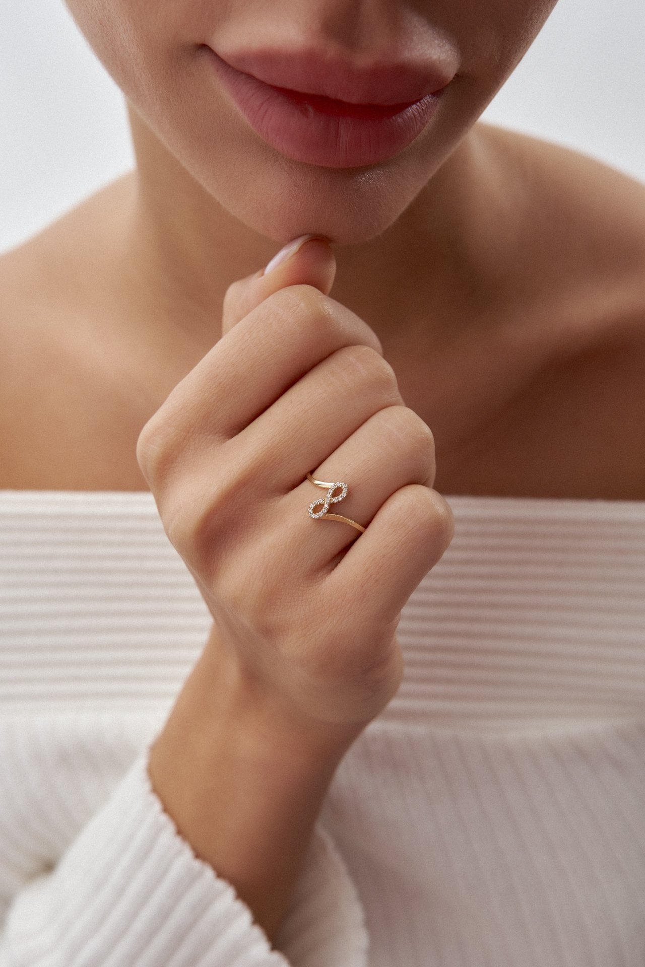 Altın Taşlı Dikey Sonsuzluk Sembollü Yüzük