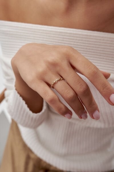 Altın Sıralı Kalpli Taşsız Yüzük