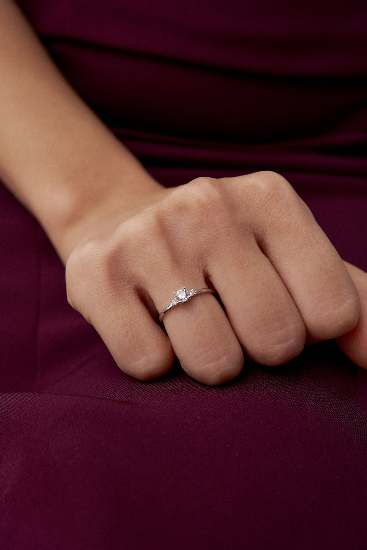 Altın Minimal Beyaz Tektaş Yüzük