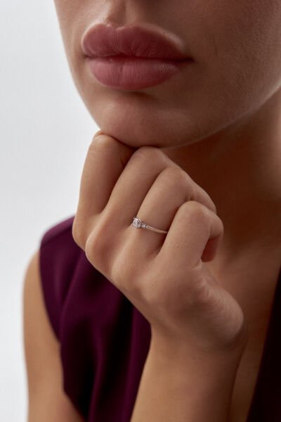 Altın Minimal Beyaz Tektaş Yüzük